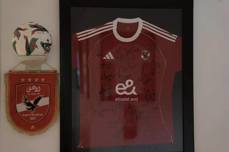 قميص الأهلي في قندق الإقامة بتونس